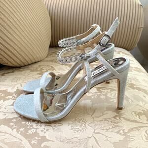 NEW Badgley Mischka Kai Jeweled Chain Detail Heels in Silver